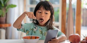 comendo com o celular